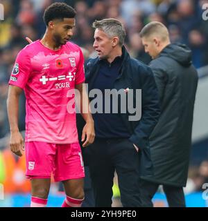 Kieran McKenna aus Ipswich Town spricht mit Ben Johnson während des Premier League Spiels Tottenham Hotspur gegen Ipswich Town im Tottenham Hotspur Stadium, London, Großbritannien, 10. November 2024 (Foto: Izzy Poles/News Images) Stockfoto