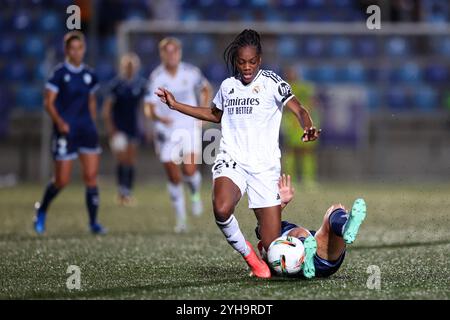 Barcelona, Spanien. November 2024. Barcelona, Spanien, 9. November 2024: Naomie Feller (20 Real Madrid) kämpfte um den Ball während des Liga-F-Fußballspiels zwischen dem FC Levante Badalona und Real Madrid CF im Estadi Municipal de Badalona in Barcelona, Spanien (Judit Cartiel/SPP) Credit: SPP Sport Press Photo. /Alamy Live News Stockfoto