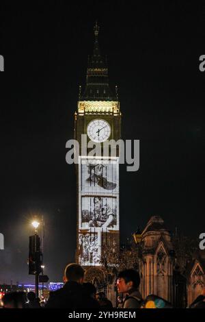 London, Großbritannien. November 2024. Der Elizabeth Tower, liebevoll bekannt als „Big Ben“, wird von Gedenkprojektionen für den Gedenktag beleuchtet, die ein rotes Mohndesign und Bilder gefallener Soldaten beinhalten. Die Projektion läuft in Zusammenarbeit mit dem Imperial College in London. Quelle: Imageplotter/Alamy Live News Stockfoto