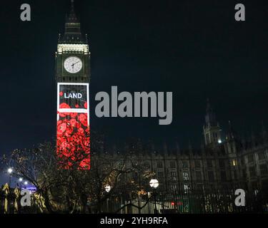 London, Großbritannien. November 2024. Der Elizabeth Tower, liebevoll bekannt als „Big Ben“, wird von Gedenkprojektionen für den Gedenktag beleuchtet, die ein rotes Mohndesign und Bilder gefallener Soldaten beinhalten. Die Projektion läuft in Zusammenarbeit mit dem Imperial College in London. Quelle: Imageplotter/Alamy Live News Stockfoto