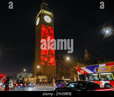 London, Großbritannien. November 2024. Der Elizabeth Tower, liebevoll bekannt als „Big Ben“, wird von Gedenkprojektionen für den Gedenktag beleuchtet, die ein rotes Mohndesign und Bilder gefallener Soldaten beinhalten. Die Projektion läuft in Zusammenarbeit mit dem Imperial College in London. Quelle: Imageplotter/Alamy Live News Stockfoto