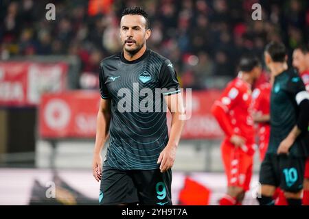 Monza, Italien. November 2024. Pedro (SS Lazio) während des italienischen Meisterschaftsspiels Serie A zwischen AC Monza und SS Lazio am 10. November 2024 im U-Power-Stadion in Monza, Italien. Credit: Luca Rossini/E-Mage/Alamy Live News Credit: Luca Rossini/E-Mage/Alamy Live News Stockfoto