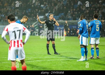 Lyngby, Dänemark. November 2024. Schiedsrichter Mikkel Redder wurde während des dänischen 3F Superliga-Spiels zwischen Lyngby BK und Aalborg BK im Lyngby Stadion in Lyngby gesehen. Quelle: Gonzales Photo/Alamy Live News Stockfoto