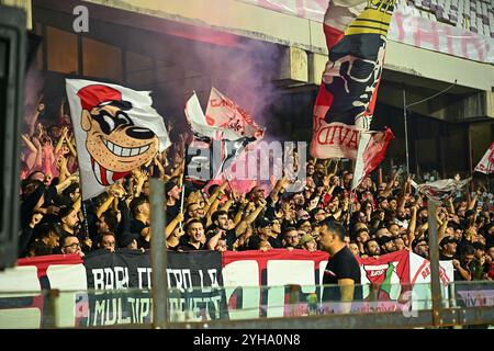 Salerno, Italien. November 2024. Anhänger des SSC Bari während des Spiels der Serie B zwischen den USA Salernitana und SSC Bari im Stadio Arechi, Salerno, Italien am 10. November 2024. Quelle: Nicola Ianuale/Alamy Live News Stockfoto