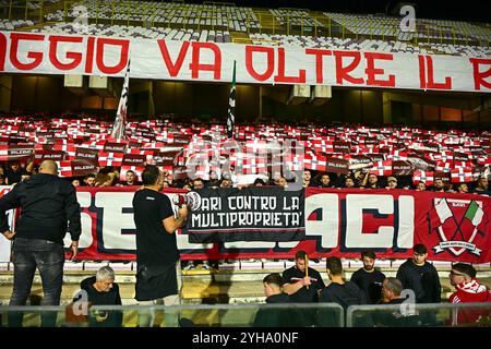 Salerno, Italien. November 2024. Anhänger des SSC Bari während des Spiels der Serie B zwischen den USA Salernitana und SSC Bari im Stadio Arechi, Salerno, Italien am 10. November 2024. Quelle: Nicola Ianuale/Alamy Live News Stockfoto