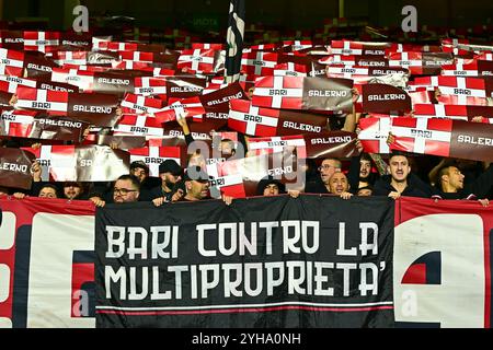 Salerno, Italien. November 2024. Anhänger des SSC Bari während des Spiels der Serie B zwischen den USA Salernitana und SSC Bari im Stadio Arechi, Salerno, Italien am 10. November 2024. Quelle: Nicola Ianuale/Alamy Live News Stockfoto