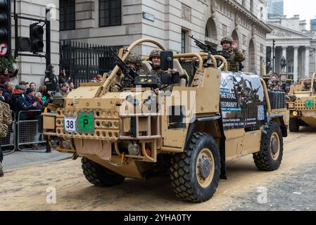 Das Royal Yeomanry, Army Reserve leichte Kavallerie Regiment Supacat Jackal bei der Lord Mayor's Show Parade 2024 in London, Großbritannien. Historisches Ereignis Stockfoto