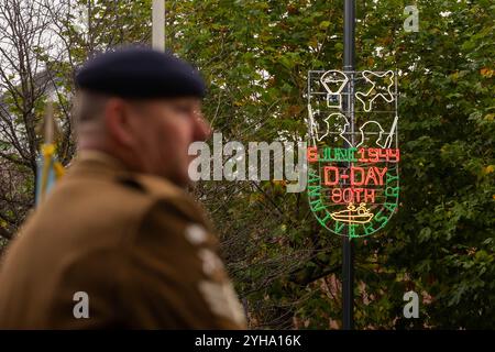Leeds, Großbritannien. NOVEMBER 2024. Soldat steht nahe dem 80. D-DAY-Gedenkzeichen, als Tausende sich auf den Straßen versammelten, um am Gedenksonntag ihren Respekt zu erweisen. Im Leeds war Memorial feierten verschiedene Regimenter und ihre Repräsentanten ihre Anerkennung in einer Kranzniederlegung, hielten die zweiminütige Stille ein und sangen die Nationalhymne, während die Ereignisse im ganzen Land stattfanden. Credit Milo Chandler/Alamy Live News Stockfoto