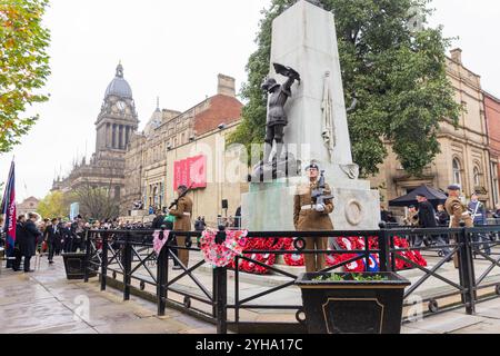 Leeds, Großbritannien. NOVEMBER 2024. Die Ehrenwache umgibt das Leeds war Memorial, während sich Tausende auf den Straßen versammelten, um am Gedenksonntag ihren Respekt zu erweisen. Im Leeds war Memorial feierten verschiedene Regimenter und ihre Repräsentanten ihre Anerkennung in einer Kranzniederlegung, hielten die zweiminütige Stille ein und sangen die Nationalhymne, während die Ereignisse im ganzen Land stattfanden. Credit Milo Chandler/Alamy Live News Stockfoto