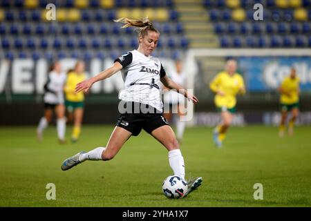 SITTARD, NIEDERLANDE - 10. NOVEMBER: Ilvy Zijp von AZ Alkmaar läuft mit dem Ball während des Azerion Vrouwen Eredivisie Spiels zwischen Fortuna Sittard und AZ Alkmaar am 10. November 2024 im Fortuna Sittard Stadion in Sittard, Niederlande (Foto: Orange Pictures/Orange Pictures) Credit: Orange Pics BV/Alamy Live News Stockfoto