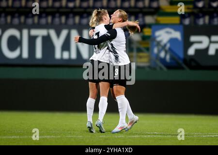 SITTARD, NIEDERLANDE - 10. NOVEMBER: Ilvy Zijp von AZ Alkmaar feiert ihr Tor mit Djoeke de Ridder von AZ Alkmaar während des Azerion Vrouwen Eredivisie Matches zwischen Fortuna Sittard und AZ Alkmaar im Fortuna Sittard Stadion am 10. November 2024 in Sittard, Niederlande (Foto von Orange Pictures/Orange Pictures) Credit: Orange Pics BV/Alamy Live News Stockfoto