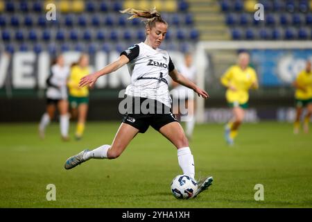 SITTARD, NIEDERLANDE - 10. NOVEMBER: Ilvy Zijp von AZ Alkmaar läuft mit dem Ball während des Azerion Vrouwen Eredivisie Spiels zwischen Fortuna Sittard und AZ Alkmaar am 10. November 2024 im Fortuna Sittard Stadion in Sittard, Niederlande (Foto: Orange Pictures/Orange Pictures) Credit: Orange Pics BV/Alamy Live News Stockfoto