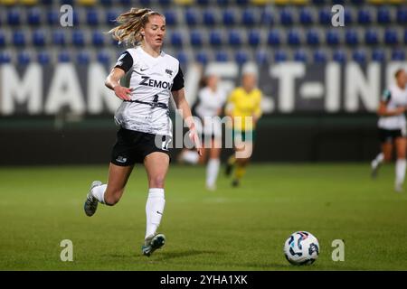 SITTARD, NIEDERLANDE - 10. NOVEMBER: Ilvy Zijp von AZ Alkmaar läuft mit dem Ball während des Azerion Vrouwen Eredivisie Spiels zwischen Fortuna Sittard und AZ Alkmaar am 10. November 2024 im Fortuna Sittard Stadion in Sittard, Niederlande (Foto: Orange Pictures/Orange Pictures) Credit: Orange Pics BV/Alamy Live News Stockfoto