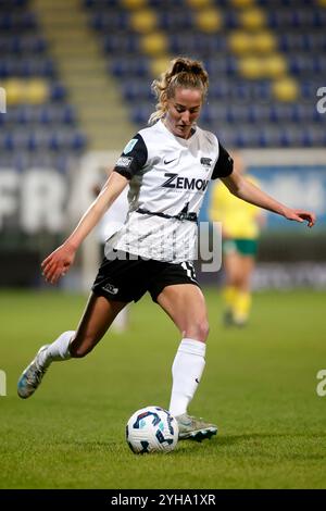 SITTARD, NIEDERLANDE - 10. NOVEMBER: Ilvy Zijp von AZ Alkmaar läuft mit dem Ball während des Azerion Vrouwen Eredivisie Spiels zwischen Fortuna Sittard und AZ Alkmaar am 10. November 2024 im Fortuna Sittard Stadion in Sittard, Niederlande (Foto: Orange Pictures/Orange Pictures) Credit: Orange Pics BV/Alamy Live News Stockfoto