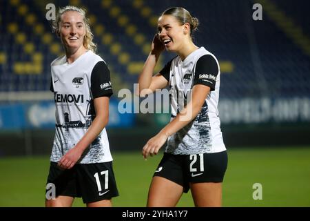 SITTARD, NIEDERLANDE - 10. NOVEMBER: Ilvy Zijp von AZ Alkmaar und Jasmijn van Uden von AZ Alkmaar schauen nach dem Azerion Vrouwen Eredivisie Spiel zwischen Fortuna Sittard und AZ Alkmaar am 10. November 2024 im Fortuna Sittard Stadion in Sittard, Niederlande (Foto von Orange Pictures/Orange Pictures) Credit: Orange Pics BV/Alamy Live News Stockfoto