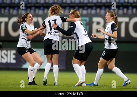 SITTARD, NIEDERLANDE - 10. NOVEMBER: Ilvy Zijp von AZ Alkmaar feiert ihr Tor mit Djoeke de Ridder von AZ Alkmaar während des Azerion Vrouwen Eredivisie Matches zwischen Fortuna Sittard und AZ Alkmaar im Fortuna Sittard Stadion am 10. November 2024 in Sittard, Niederlande (Foto von Orange Pictures/Orange Pictures) Credit: Orange Pics BV/Alamy Live News Stockfoto