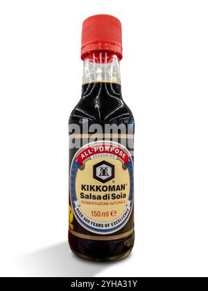 Italien - 10. November 2024: Kikkoman Sojasauce in 150 ml Flasche auf weißem Hintergrund Stockfoto