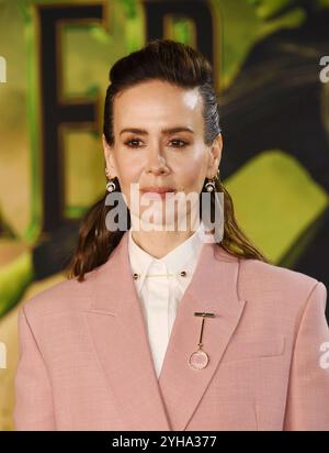 LOS ANGELES, KALIFORNIEN – 9. NOVEMBER: Sarah Paulson nimmt an der Premiere von Universal Pictures 'Wicked' in Los Angeles im Dorothy Chandler Pavilion auf N Teil Stockfoto