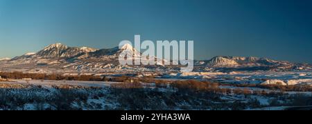 Panoramablick auf die West Elk Mountains im Winter aus der Nähe von Hotchkiss, Colorado. Die Gipfel L bis R sind: West Beckwith Mountain, Mount Gunnison, Stockfoto