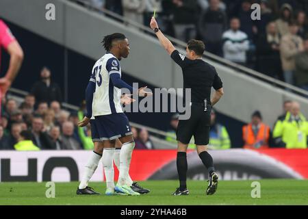 London, Großbritannien. November 2024. Tottenham Hotspur Mittelfeldspieler Rodrigo Bentancur (30) wird am 10. November 2024 vom Schiedsrichter Darren England während des Tottenham Hotspur FC gegen Ipswich Town FC English Premier League Matches im Tottenham Hotspur Stadium, London, England, Vereinigtes Königreich gebucht. Credit: Every Second Media/Alamy Live News Stockfoto