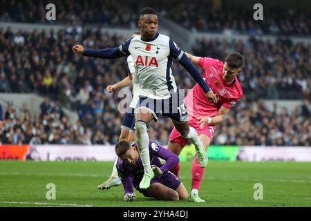 London, Großbritannien. November 2024. Tottenham Hotspur-Verteidiger Destiny Udogie (13) kämpft am 10. November 2024 im Tottenham Hotspur Stadium in London, England, Vereinigtes Königreich gegen den Tottenham Hotspur FC FC gegen Ipswich Town FC English Premier League gegen George Hirst (27) Stockfoto