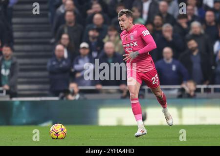 London, Großbritannien. November 2024. Ipswich Town Mittelfeldspieler Sam Szmodics (23) im Spiel Tottenham Hotspur FC gegen Ipswich Town FC English Premier League im Tottenham Hotspur Stadium, London, England, Vereinigtes Königreich am 10. November 2024 Credit: Every Second Media/Alamy Live News Stockfoto