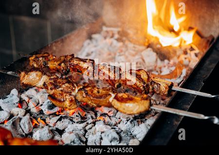 Gegrillte Fleischspieße, die über Holzkohleflammen rösten und die Essenz der Perfektion des Grillens einfangen Stockfoto
