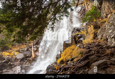 Natürliche Ansicht von Cascada de Ratera im Wald in Lleida in Spanien Stockfoto