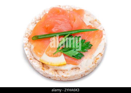 Reiskuchen-Sandwich mit frischem Lachs, Zitrone und Grün - isoliert auf weißem Hintergrund. Diätkost. Schnelle und gesunde Sandwiches. Knäckebrot mit frischen Füllungen. Gesunder Diätetischer Snack Stockfoto