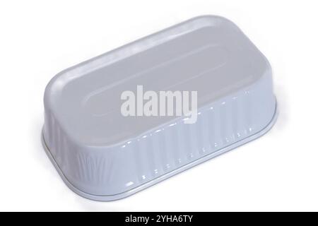 Ungeöffnete rechteckige Dose isoliert auf weißem Hintergrund. Konserven. Aluminiumdose zur sicheren und langfristigen Lagerung von Lebensmitteln. Versiegelter Lebensmittelbehälter Aus Stahl – Isolierung Stockfoto