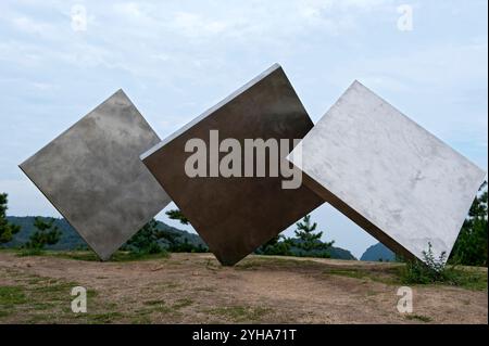 Kunstinstallation Three Squares Vertical Diagonal des Künstlers George Rickey auf der Naoshima-Kunstinsel Seto Inland Sea, Präfektur Kagawa, Japan. Stockfoto