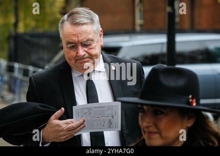 Downing Street, London, Großbritannien. November 2024. Sir Alan Campbell, Regierungschef Whip, Parlamentarischer Staatssekretär im Finanzministerium, Abgeordneter Tynemouth, scheint mit Hilfe einer Wegbeschreibung zu versuchen. Politiker, einschließlich ehemaliger Premierminister, werden auf dem Weg zur Gedenkfeier am Sonntag in Whitehall in Westminster durch die Downing Street spazieren sehen. Quelle: Imageplotter/Alamy Live News Stockfoto