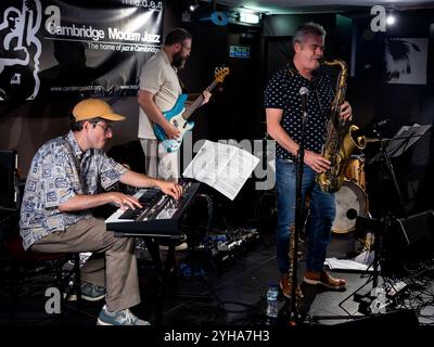 Mark Lockheart's Dreamers im Cambridge Modern Jazz Club (l-r: Elliot Galvin, Tom Herbert, (versteckt) Dave Smith, Mark Lockheart) Stockfoto