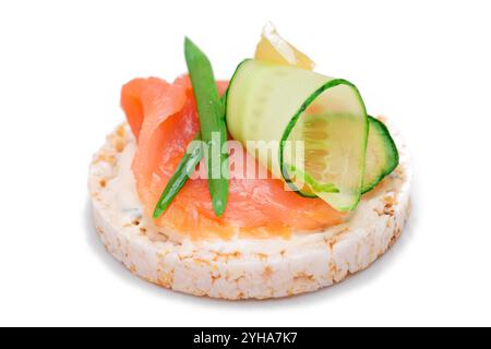 Reiskuchen-Sandwich mit frischem Lachs, Zitrone und Grün - isoliert auf weißem Hintergrund. Diätkost. Schnelle und gesunde Sandwiches. Knäckebrot mit frischen Füllungen. Gesunder Diätetischer Snack Stockfoto