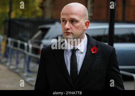 Downing Street, London, Großbritannien. November 2024. Stephen Flynn, Vorsitzender der Scottish National Party (SNP) im Unterhaus. Politiker, einschließlich ehemaliger Premierminister, werden auf dem Weg zur Gedenkfeier am Sonntag in Whitehall in Westminster durch die Downing Street spazieren sehen. Quelle: Imageplotter/Alamy Live News Stockfoto