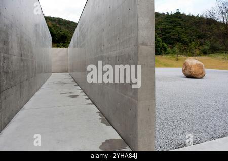 Strenge, einfache Betonbauweise des Architekten Ando Tadao im Lee Ufan Museum auf der Naoshima Kunstinsel im Seto Inland Sea, Kagawa. Stockfoto