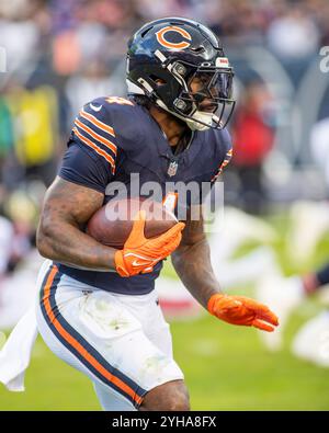 Chicago, IL, USA. November 2024. Chicago trägt #4 D'Andre Swift in Aktion während des Spiels gegen die New England Patriots in Chicago, Illinois. Mike Wulf/CSM/Alamy Live News Stockfoto