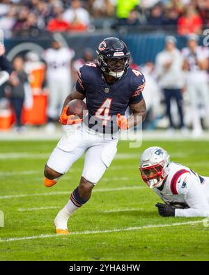 Chicago, IL, USA. November 2024. Chicago trägt #4 D'Andre Swift in Aktion während des Spiels gegen die New England Patriots in Chicago, Illinois. Mike Wulf/CSM/Alamy Live News Stockfoto