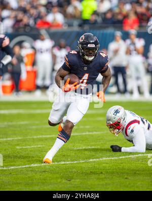 Chicago, IL, USA. November 2024. Chicago trägt #4 D'Andre Swift in Aktion während des Spiels gegen die New England Patriots in Chicago, Illinois. Mike Wulf/CSM/Alamy Live News Stockfoto