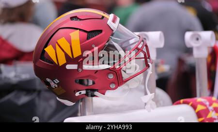 Landover, Maryland, USA. November 2024. Washington Helm während der Steelers vs Commanders in Landover, Maryland. Jason Pohuski/CSM/Alamy Live News Stockfoto