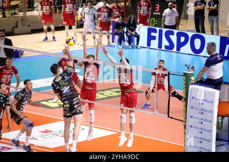 Wassim Ben Tara Sir Perugia Angriff. Während des Spiels Gioiella Prisma Taranto gegen Sir Susa VIM Perugia, Volleyball Italian Series A Men Superliga Match in Taranto, Italien, 10. November 2024 Stockfoto