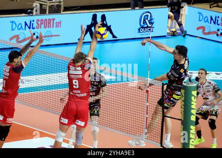 Wassim Ben Tara Sir Perugia Angriff. Während des Spiels Gioiella Prisma Taranto gegen Sir Susa VIM Perugia, Volleyball Italian Series A Men Superliga Match in Taranto, Italien, 10. November 2024 Stockfoto