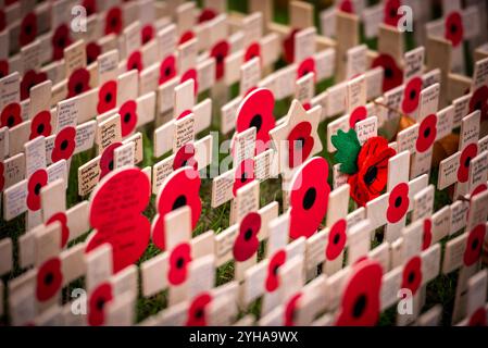 London, Großbritannien. November 2024. Während der Cenotaph Parade 2024 am Gedenktag in der Westminster Abbey wird ein Denkmal mit Mohn und kleinen Kreuzen ausgestellt. Am Sonntag, den 10. November, fand der National Service of Remembrance im Cenotaph in Whitehall, London, statt. Ab 11:00 Uhr gedachte der Gottesdienst an den Beitrag der britischen und Commonwealth-Militär- und Zivilsoldaten und Frauen, die an den beiden Weltkriegen und späteren Konflikten beteiligt waren. (Credit Image: © Loredana Sangiuliano/SOPA Images via ZUMA Press Wire) NUR REDAKTIONELLE VERWENDUNG! Nicht für kommerzielle ZWECKE! Stockfoto