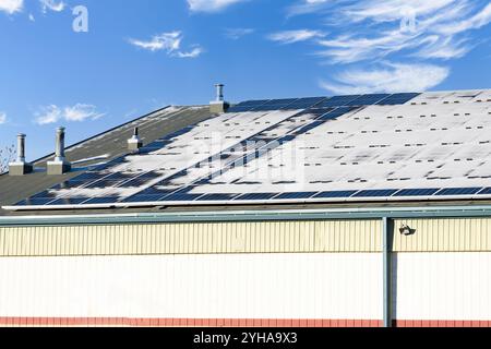 Schneeschmelzen von Solarpaneelen, ausgestattet mit Schneesichern in einem örtlichen Gemeindezentrum und einer Eishockeybahn in Calgary, Alberta, Kanada Stockfoto