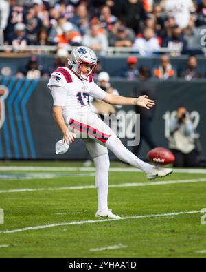 Chicago, IL, USA. November 2024. New England Patriots #17 Bryce Baringer in Aktion während des Spiels gegen die Chicago Bears in Chicago, Illinois. Mike Wulf/CSM/Alamy Live News Stockfoto