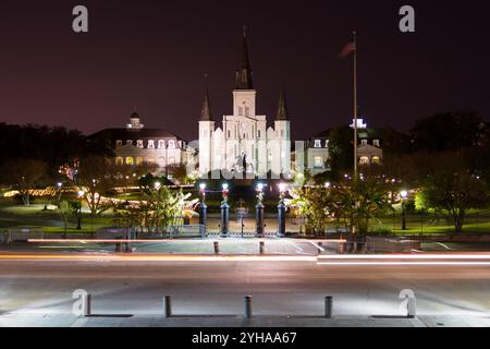 Ein Nachtfoto vom Jackson Square und der St. Louis Cathedral im French Quarter von New Orleans, Louisiana, beleuchtet mit Weihnachtslichtern. Stockfoto