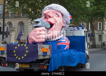 London Großbritannien - 10. Mai 2017 - der Anti-Brexit Theresa May Gun Float (hergestellt von dem Bildhauer Jaques Tilly) passiert die #10 Mahnwache in Whitehall gegenüber der Downing Street, während er durch Westminster im Zentrum Londons führt. Stockfoto