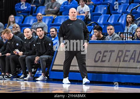 10. NOVEMBER 2024: Saint Louis Billikens Cheftrainer Josh Schertz in einem regulären Saisonspiel, bei dem die Avila Eagles die Saint Louis Billikens besuchten. Fand in der Chaifetz Arena in St. Louis, MO, am Sonntag, 10. November 2024, Richard Ulreich/CSM statt Stockfoto