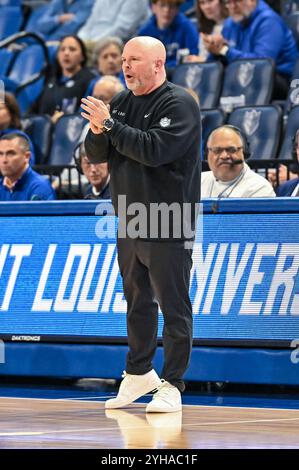 10. NOVEMBER 2024: Saint Louis Billikens Cheftrainer Josh Schertz in einem regulären Saisonspiel, bei dem die Avila Eagles die Saint Louis Billikens besuchten. Fand in der Chaifetz Arena in St. Louis, MO, am Sonntag, 10. November 2024, Richard Ulreich/CSM statt Stockfoto