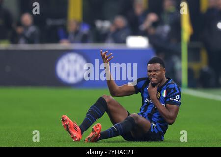 Mailand, Italien. November 2024. Denzel Dumfries vom FC Internazionale reagiert nach einem Zusammenstoß mit einem Gegner während des Spiels der Serie A in Giuseppe Meazza, Mailand. Der Bildnachweis sollte lauten: Jonathan Moscrop/Sportimage Credit: Sportimage Ltd/Alamy Live News Stockfoto